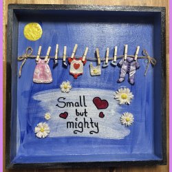 Ramme med baby tj p snor.