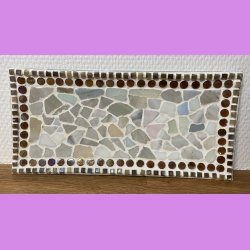 Mosaik fad- hvidt med brun kant.