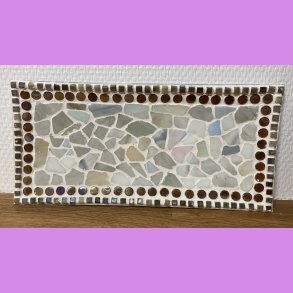 Mosaik fad- hvidt med brun kant.