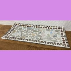 Mosaik fad- hvidt med brun kant.