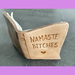  Bog -  nr. 11 - NAMASTE BITCHES - Bog der st�r op - Brunt cover.