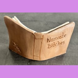 Bog - Nr. 12 - Namaste Bitches - Brunt cover - Bog der st�r.