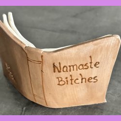  Bog - Nr. 12 - Namaste Bitches - Brunt cover - Bog der st�r.