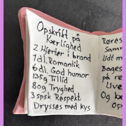 Bog - Nr. 13 - Opskrift p� K�rlighed - Lyser�d cover - Bog der st�r.