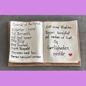 Bog - Nr. 16 - Opskrift p� K�rlighed - Bog der ligger ned - Brunt Cover.