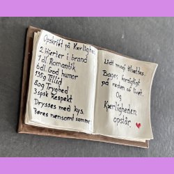 Bog - Nr. 16 - Opskrift p� K�rlighed - Bog der ligger ned - Brunt Cover.
