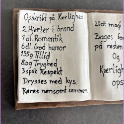 Bog - Nr. 16 - Opskrift p� K�rlighed - Bog der ligger ned - Brunt Cover.