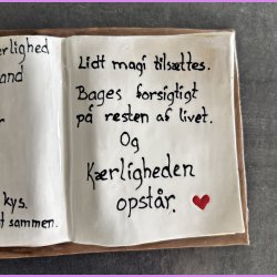 Bog - Nr. 16 - Opskrift p� K�rlighed - Bog der ligger ned - Brunt Cover.