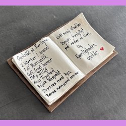 Bog - Nr. 16 - Opskrift p� K�rlighed - Bog der ligger ned - Brunt Cover.