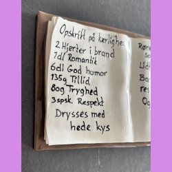 Bog - Nr. 17 - Opskrift p� K�rlighed - Denne bog ligger ned - Brunt Cover