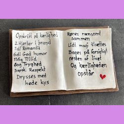 Bog - Nr. 17 - Opskrift p� K�rlighed - Denne bog ligger ned - Brunt Cover