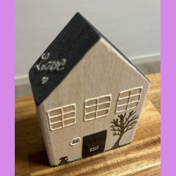 Tr hus-Hvidt - hund - nr. 24 - tr - "Love" p tag.