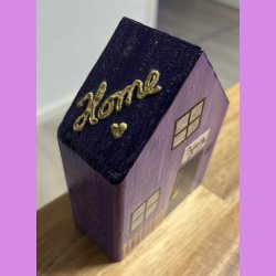 Tr hus - lilla - nr. 5 - kat - "Hjem" og "Home" p tag.