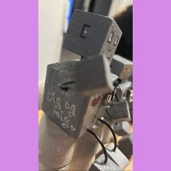 Krligheds robotter med mrk pink hjerte og tekst